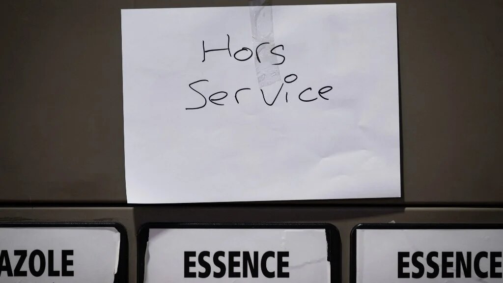 An out-of-order note is displayed on a petrol pump at a gas station in Lutterbach, eastern France, on 1 April 2026 (Sebastien Bozon/AFP)