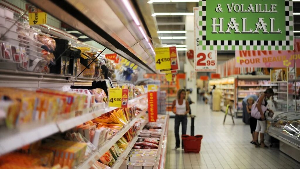 Selon une étude de 2019, le halal représente 0,3 % des produits de grande consommation dans la grande distribution française (AFP/Sébastien Bozon)