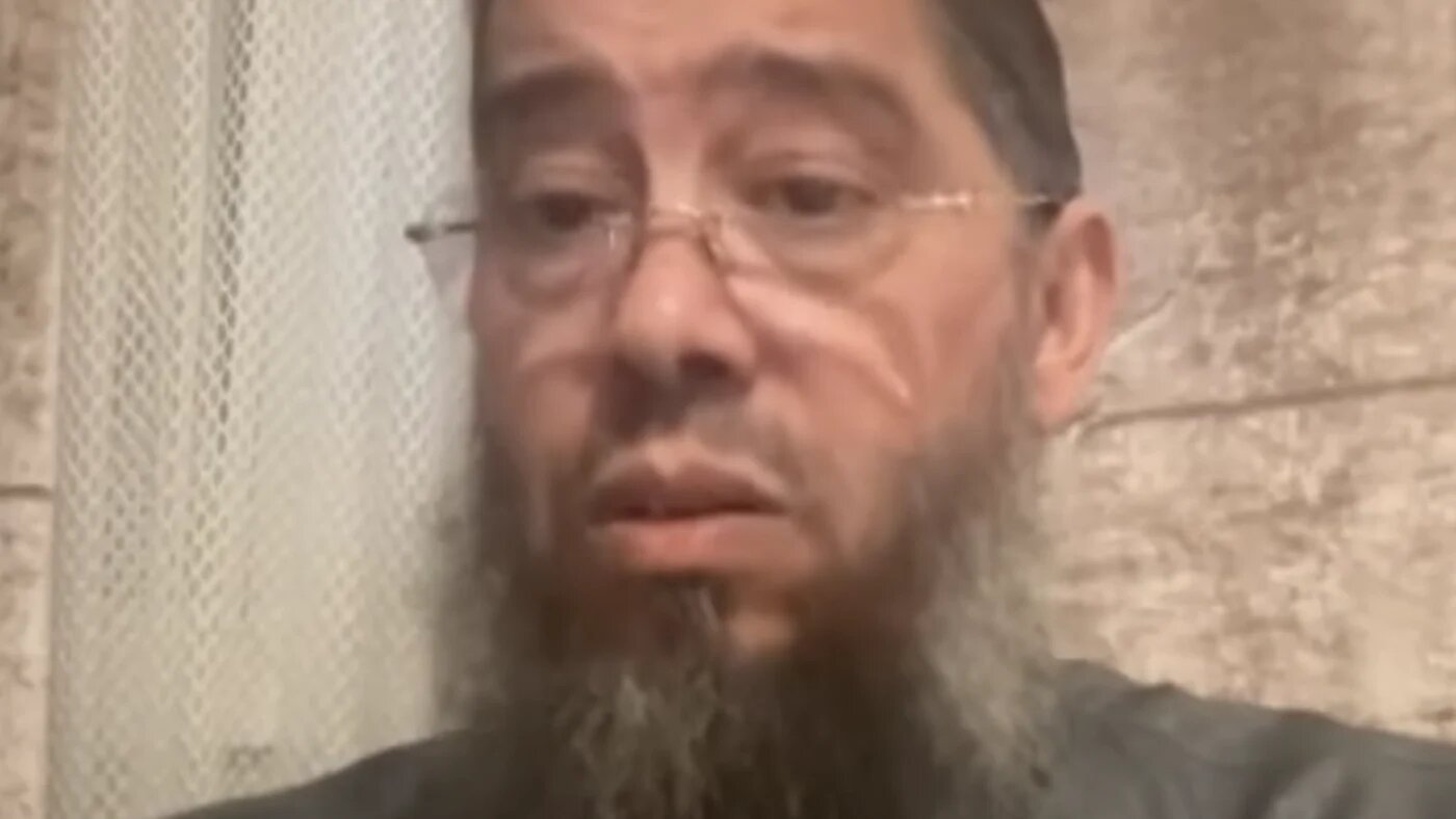 « Au lieu de dire ‘’tous ces drapeaux multicolores ou de différentes couleurs’’, et bien j’ai dit ‘’tous ces drapeaux tricolores’’, mais en aucun cas je ne parlais de la France », s’est défendu l’imam (capture d'écran)