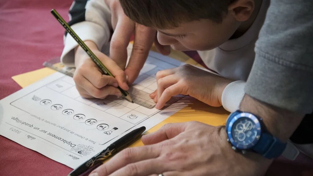 La direction générale de l’enseignement scolaire reconnaît que le cadre familial représente rarement une menace pour les enfants qui reçoivent des enseignements à domicile (AFP/Sébastien Bozon)