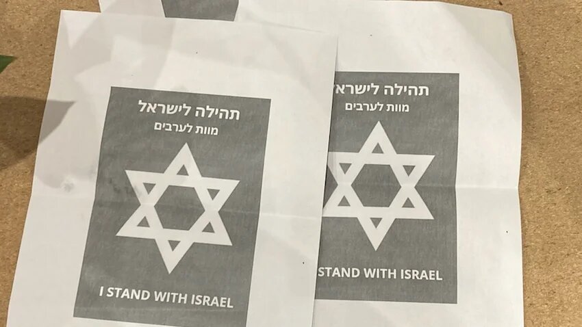 Un étudiant a partagé sur X la photo de ces tracts, écrits pour moitié en hébreu sur et arborant une étoile de David. Son post a été vu ce jeudi matin plus de 800 000 fois (Twitter/@mathisaucisse)