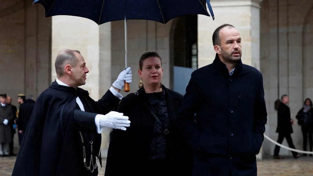 La présidente du groupe parlementaire La France insoumise (LFI) Mathilde Panot et le coordinateur du parti Manuel Bompard arrivent à la cérémonie d’hommage aux victimes françaises de l’attaque du 7 octobre, au mémorial des Invalides à Paris, le 7 février 2024 (AFP/Gonzalo Fuentes)
