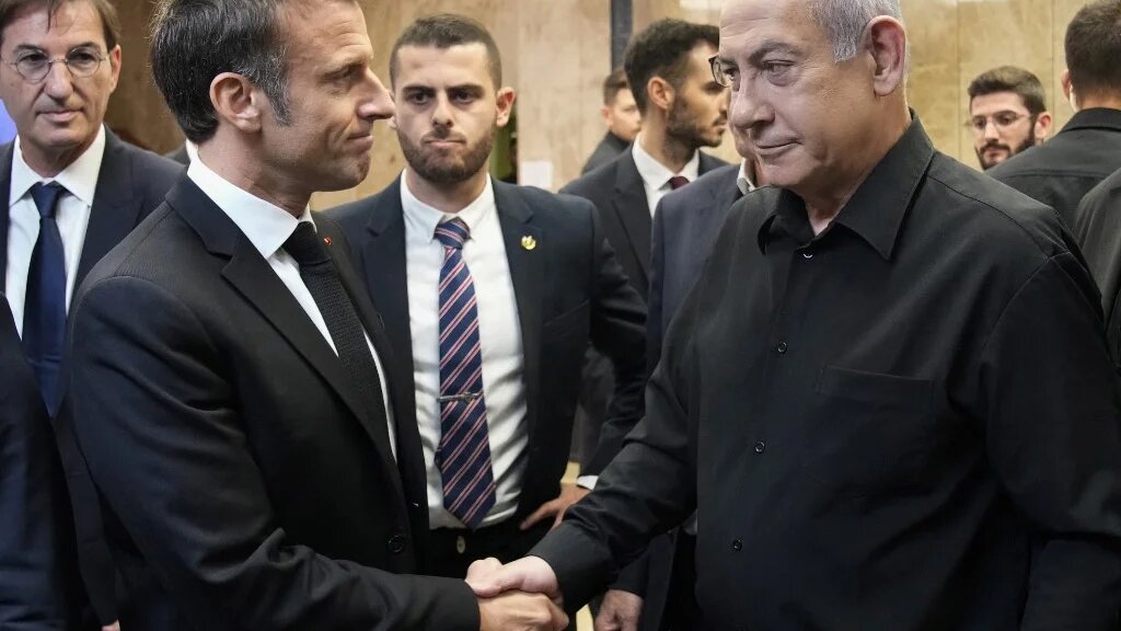 « Le président Emmanuel Macron a estimé qu’il fallait respecter ‘’un délai de décence’’, comme s’il était indécent d’appeler au cessez-le-feu ou de rappeler le droit international » – Hatem Nafti (AFP/Christophe Ena)