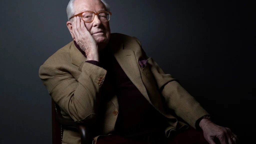 Le fondateur français du parti d’extrême droite, le Front national (aujourd’hui Rassemblement national), Jean-Marie Le Pen, pose lors d’une séance photo le 2 février 2022 à son domicile de Rueil-Malmaison, à l’ouest de Paris (AFP/Joël Saget)