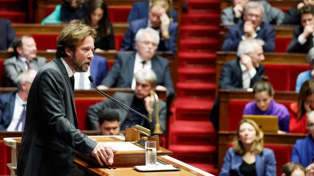 « Qu’est-ce que cette loi, mes chers collègues ? Une mauvaise loi de police des étrangers », a dénoncé hier au Parlement Boris Vallaud, président du groupe socialiste à l’Assemblée nationale. « C’est le programme du Rassemblement national. La Nausée et Les Mains sales. » (AFP/Ludovic Marin)