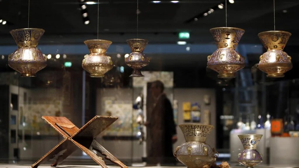 Ce que la politologue regrette dans le département des arts de l’islam du Louvre, « en plus du silence sur la colonisation, est sans doute le fait que les musulmans de France ne se reconnaissent pas dans ce qui est exposé » (AFP/Kenzo Tribouillard)