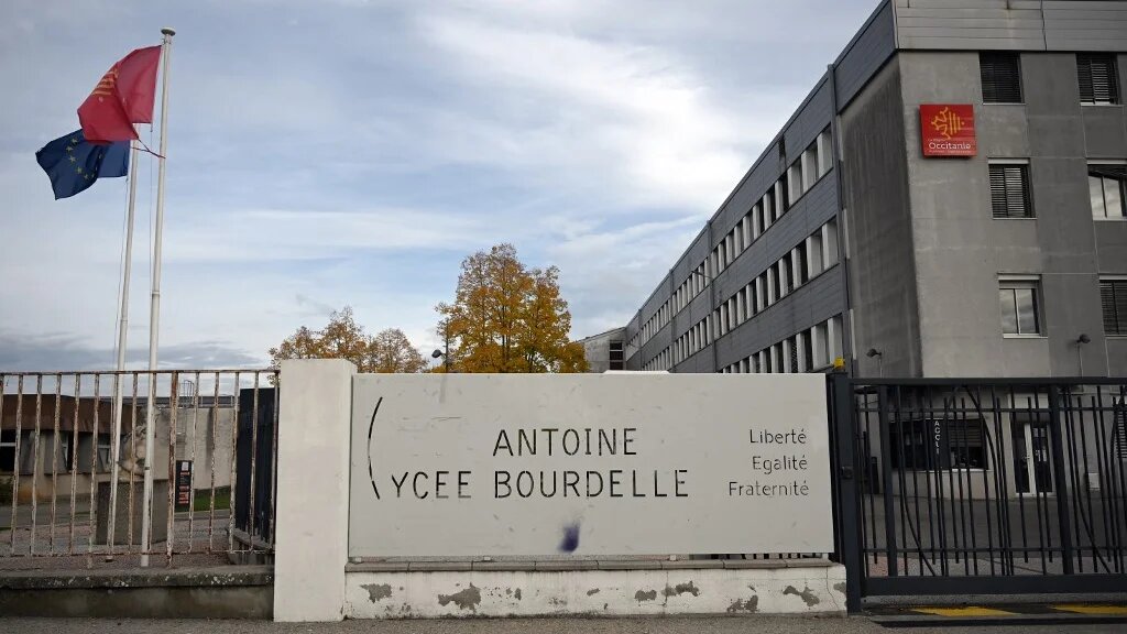 Entrée du lycée Bourdelle à Montauban (sud-ouest de la France). L’établissement fait l’objet d’une « surveillance très attentive » après des atteintes à la laïcité concernant le port de tenues religieuses, qui ont conduit à la protection policière d’un enseignant, a déclaré le ministre de l’Éducation Pap Ndiaye (AFP/Lionel Bonaventure)