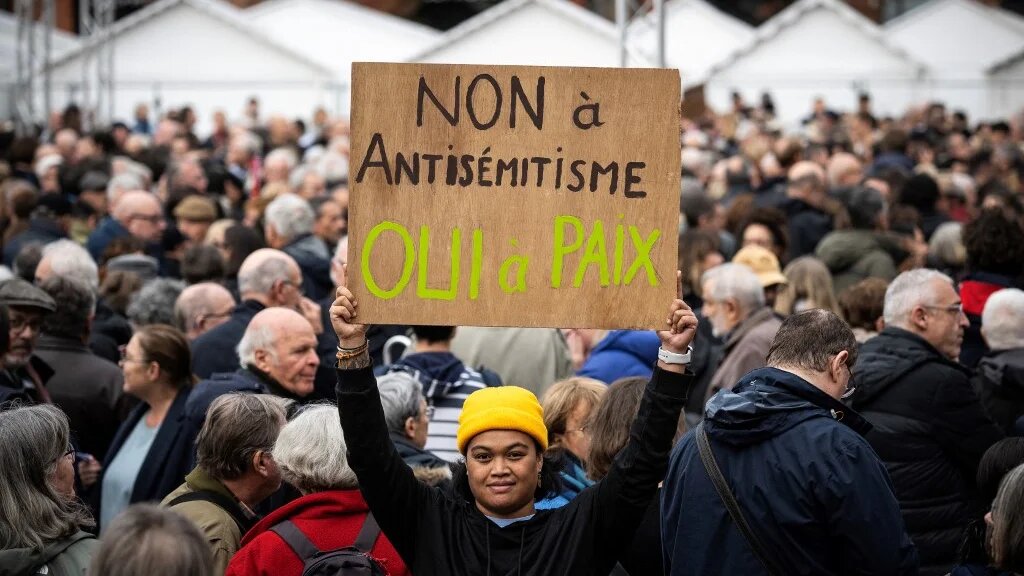 Manifestation contre l’antisémitisme sur la place du Capitole à Toulouse, dans le sud-ouest de la France, le 12 novembre 2023 (AFP/Lionel Bonaventure)
