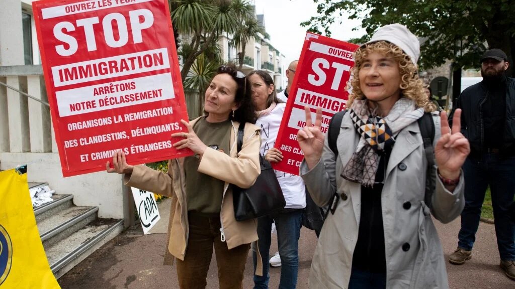 Manifestation contre le projet de nouveau centre d’accueil pour réfugiés devant la mairie de Saint-Brévin-les-Pins, dans l’ouest de la France, le 29 avril 2023 (AFP/Fred Tanneau) 