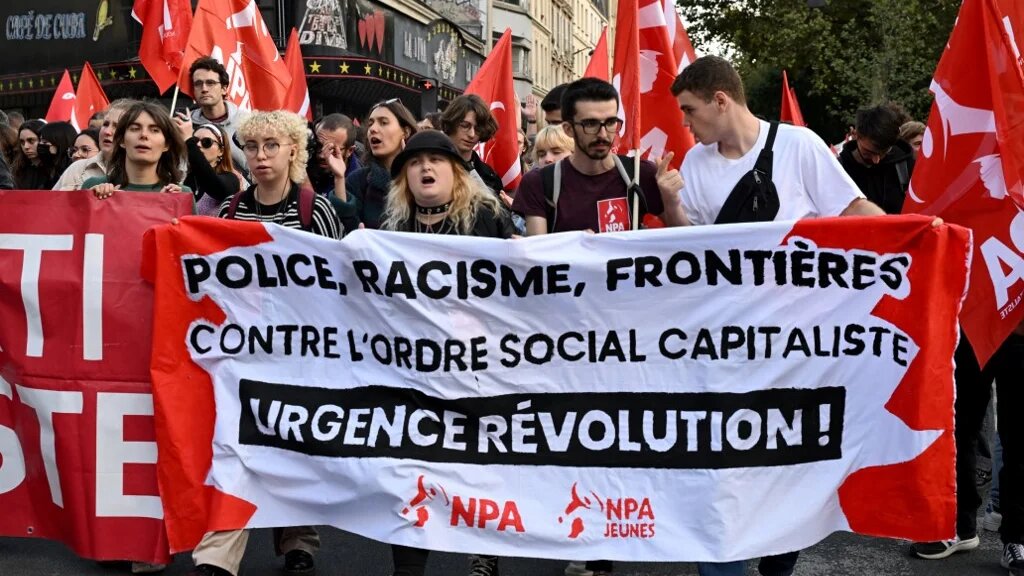 Les organisateurs des manifestations dénoncent « une politique régressive qui fait le lit de l’extrême droite et piétine toujours plus nos libertés publiques, notre modèle social, notre avenir face à l’effondrement écologique » (AFP/Bertrand Guay)