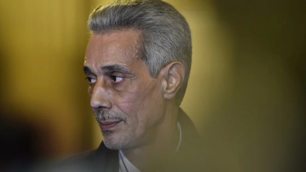 Le jardinier d’origine marocaine Omar Raddad, condamné pour le meurtre en 1991 de sa riche patronne, lors d’une demande de nouveau procès, à Paris, le 25 novembre 2021 (AFP/Alain Jocard)
