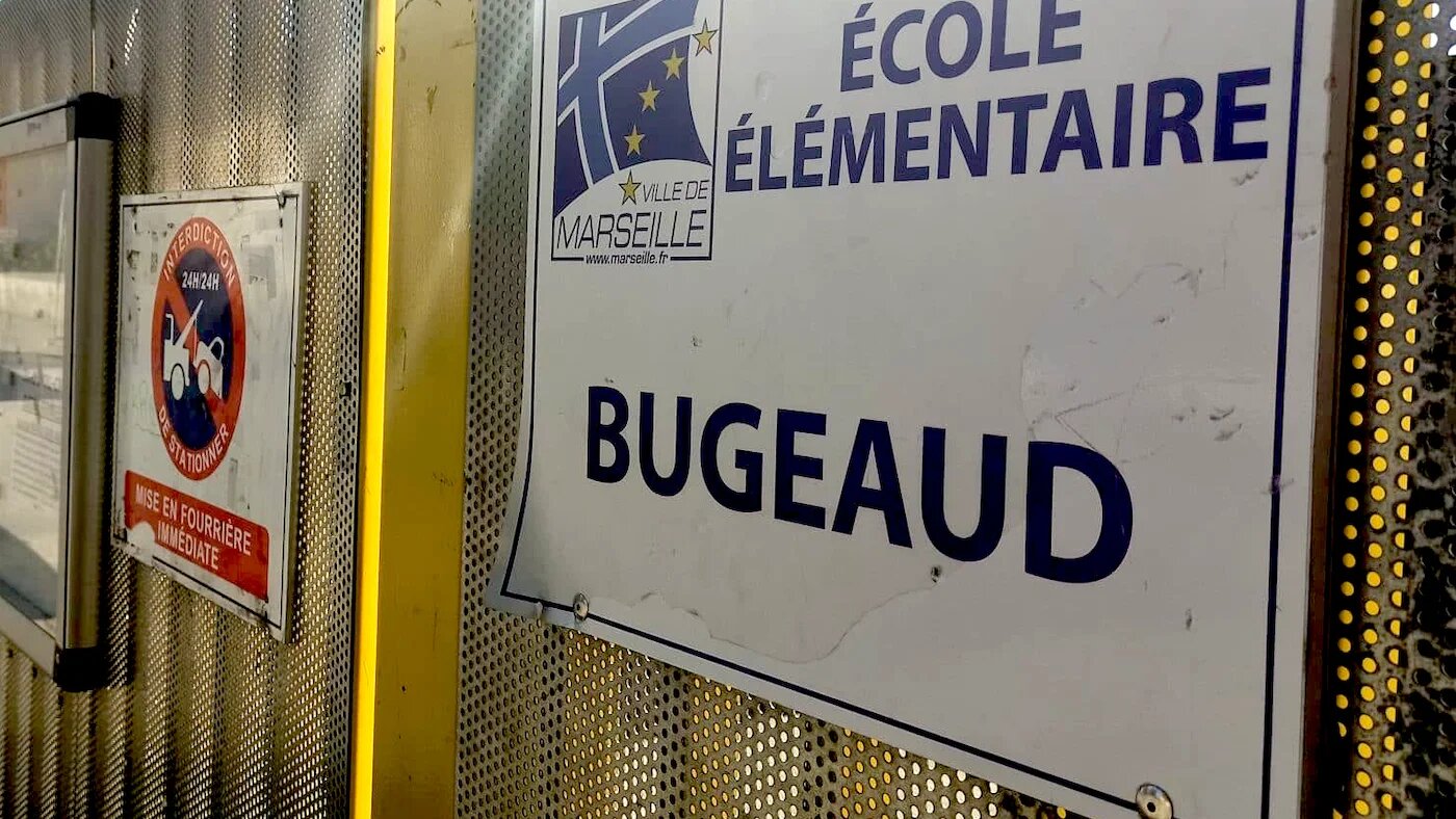 Ailleurs en France, beaucoup de municipalités, de conseils départementaux et régionaux (qui détiennent légalement le pouvoir de nommer les voies et les établissements scolaires publics) hésitent aussi à se débarrasser d’odonymes controversés (Twitter)