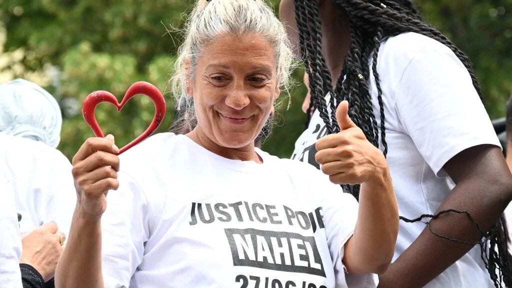 La mère de Nahel, sur une camionnette, portant un tee-shirt « Justice pour Nahel », a ouvert la manifestation, suivie de plusieurs milliers de participants (AFP/Bertrand Guay)
