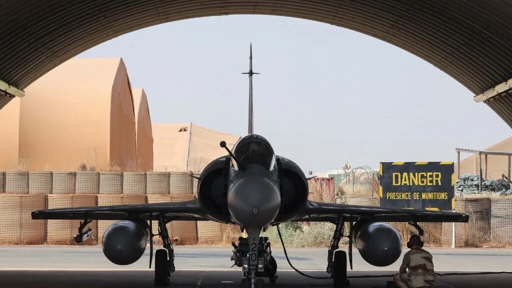 Un Mirage 2000 sur la base de l’armée française à Niamey (AFP/Ludovic Marin)