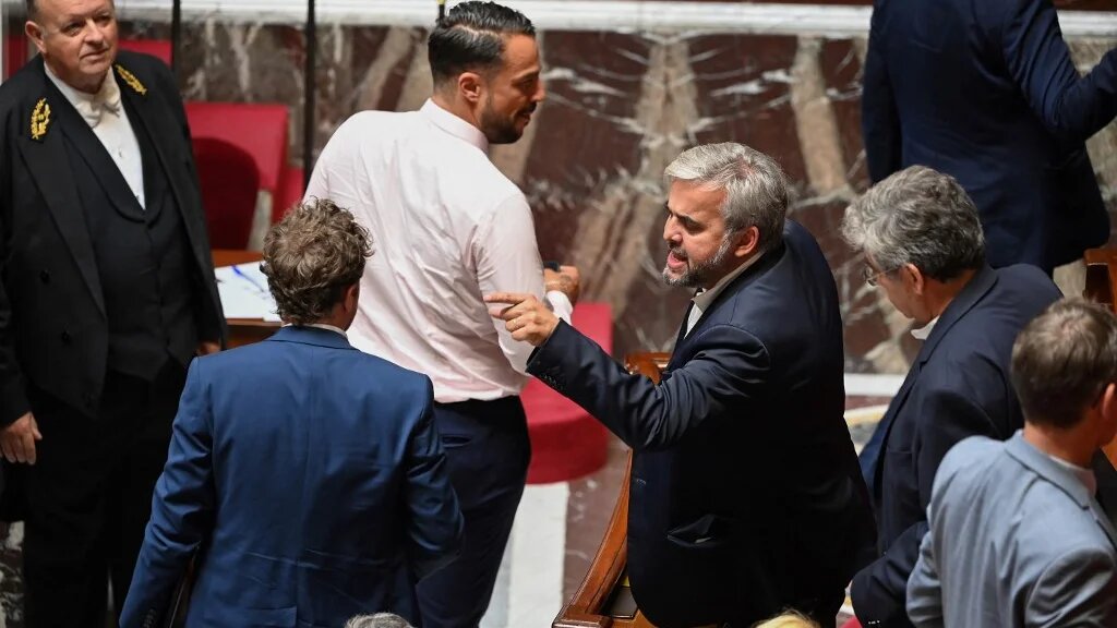 Des députés de la NUPES quittent la séance du Parlement après les accusations d’« antisémitisme » formulées par le ministre de la Justice (AFP/Alain Jocard)