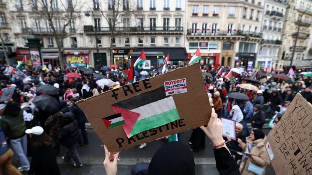 Amnesty International relève dans son rapport que lors de rassemblements, notamment en soutien aux Palestiniens –  quand ils ont été autorisés –, les autorités françaises ont recouru de façon « abusive à la force dans le maintien de l’ordre » (Emmanuel Dunand/AFP)