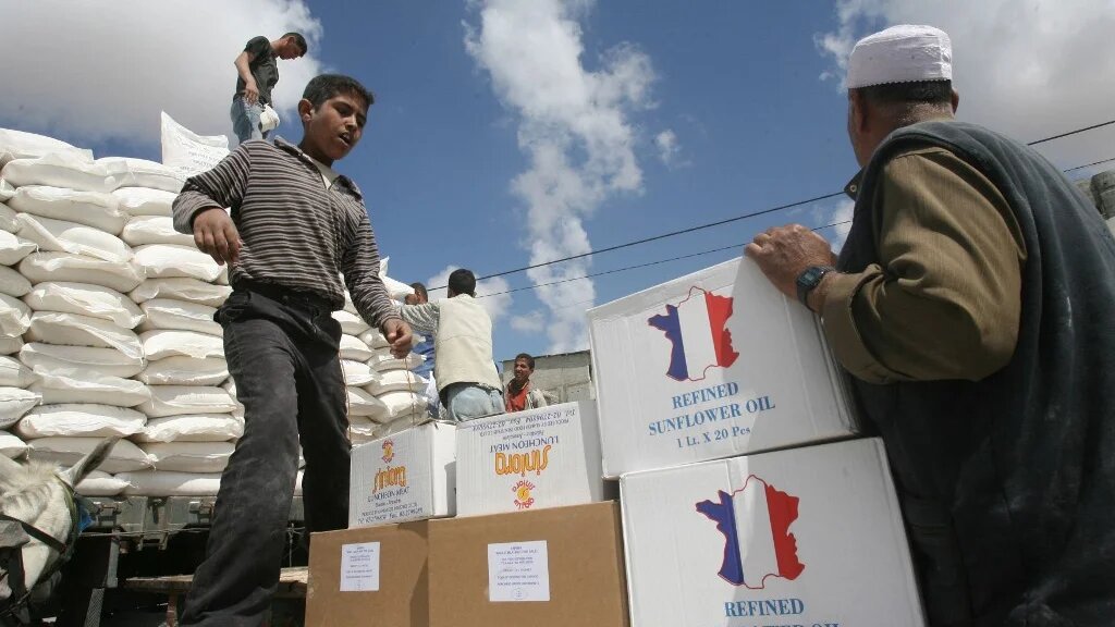 Les réfugiés palestiniens transportent l’aide alimentaire qu’ils ont reçue de l’UNRWA le 24 avril 2008 à Rafah, dans le sud de la bande de Gaza (AFP/Said Khatib)
