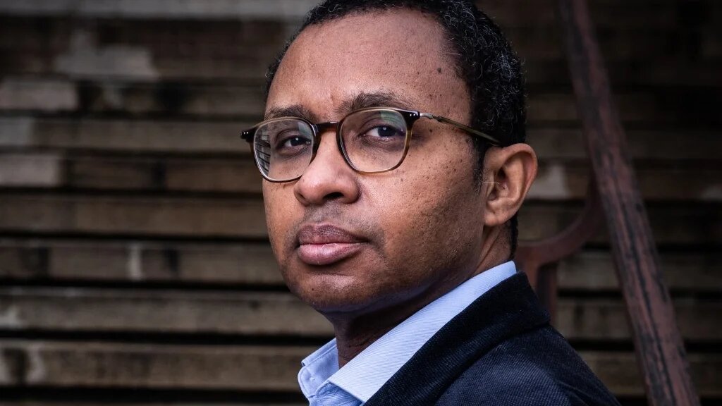 Le nouveau ministre de l’Éducation nationale et de la Jeunesse, l’intellectuel Pap Ndiaye, à paris, le 5 mars 2021 (AFP/Martin Bureau)