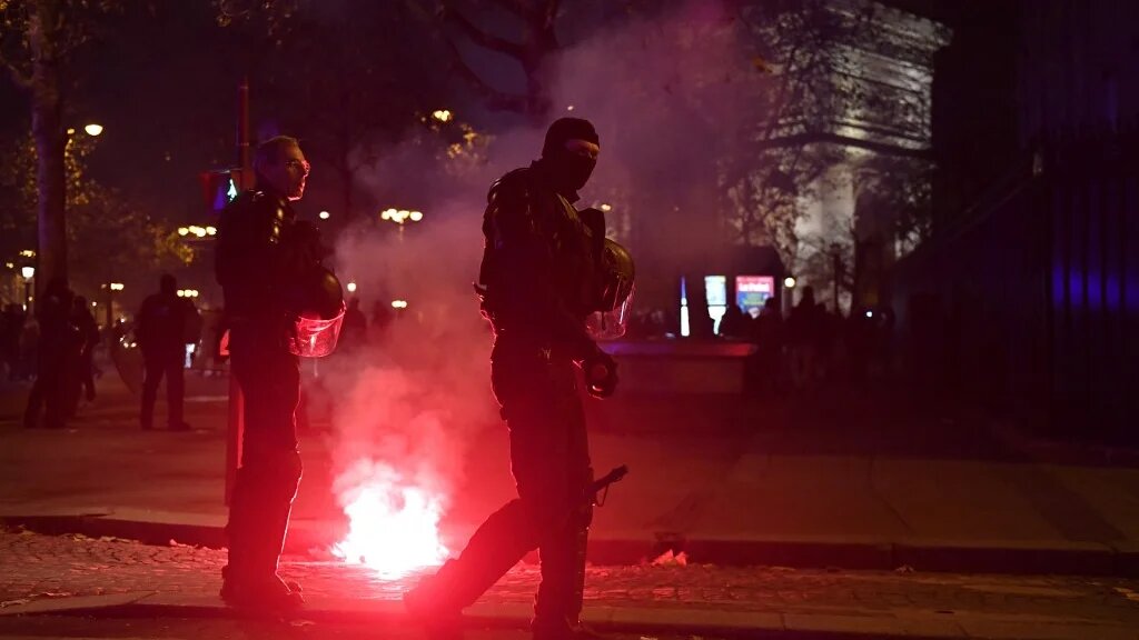 « La responsabilité de l’exécutif et des grands médias est réelle. Le matraquage médiatique et les politiques menées sont compris comme des autorisations symboliques de passer à l’acte » – Rafik Chekkat (AFP/Julien De Rosa)