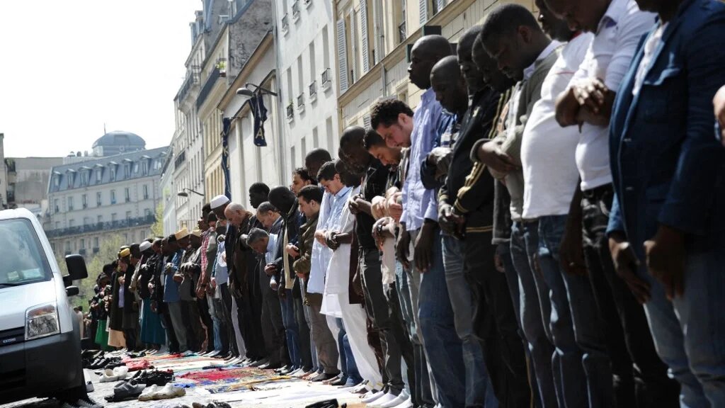 Des musulmans prient dans la rue un vendredi 8 avril 2011 rue des Poissonniers à Paris (AFP/Miguel Medina)