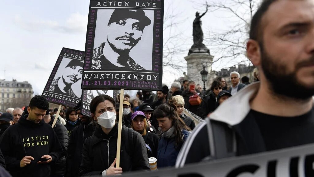 Des manifestants participent à une marche pour dénoncer « la violence d’État et le racisme systémique », à Paris le 18 mars 2023 (AFP/Julien de Rosa)