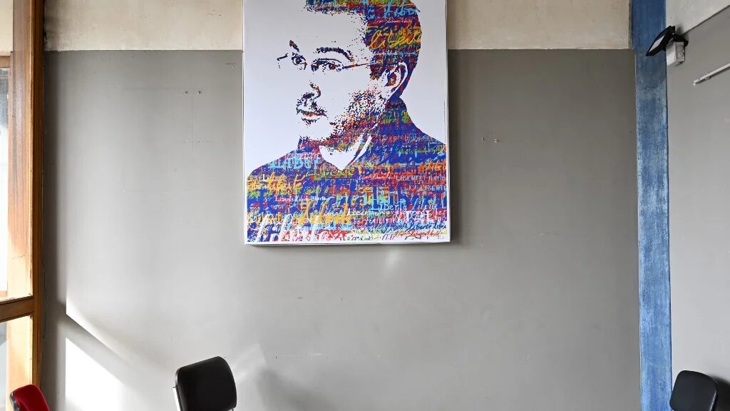 Une photographie prise le 16 octobre 2023 montre un portrait du professeur de français assassiné Samuel Paty lors d’une cérémonie d’hommage à l’école du Bois d’Aulne à Conflans-Sainte-Honorine, près de Paris (AFP/Bertrand Guay)