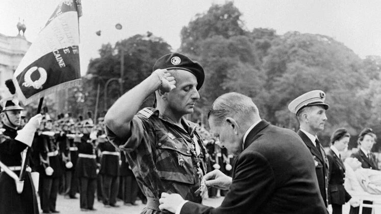 Photo prise à Paris le 14 juillet 1956 du colonel des parachutistes Marcel Bigeard, décoré par le président René Coty pendant une cérémonie préalable au défilé militaire du 14 juillet (AFP)