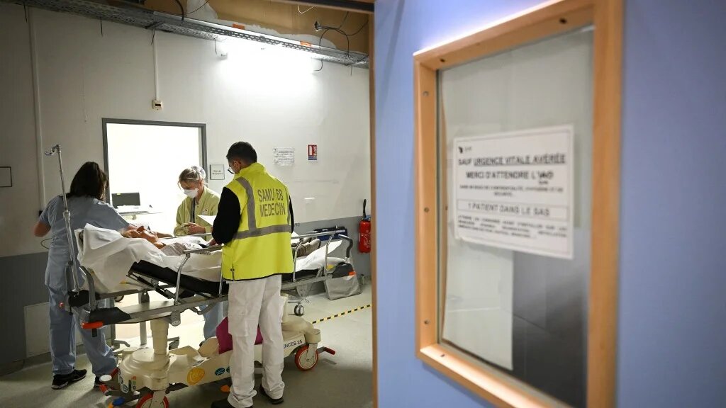 Les hommes sont pris plus au sérieux (à 62 % des cas) que les femmes (49 %), et le cas est jugé moins grave quand la personne est noire : 47 % des patients noirs ont été jugés en urgence vitale contre 58 % pour les patients blancs (AFP/Sébastien Bozon)
