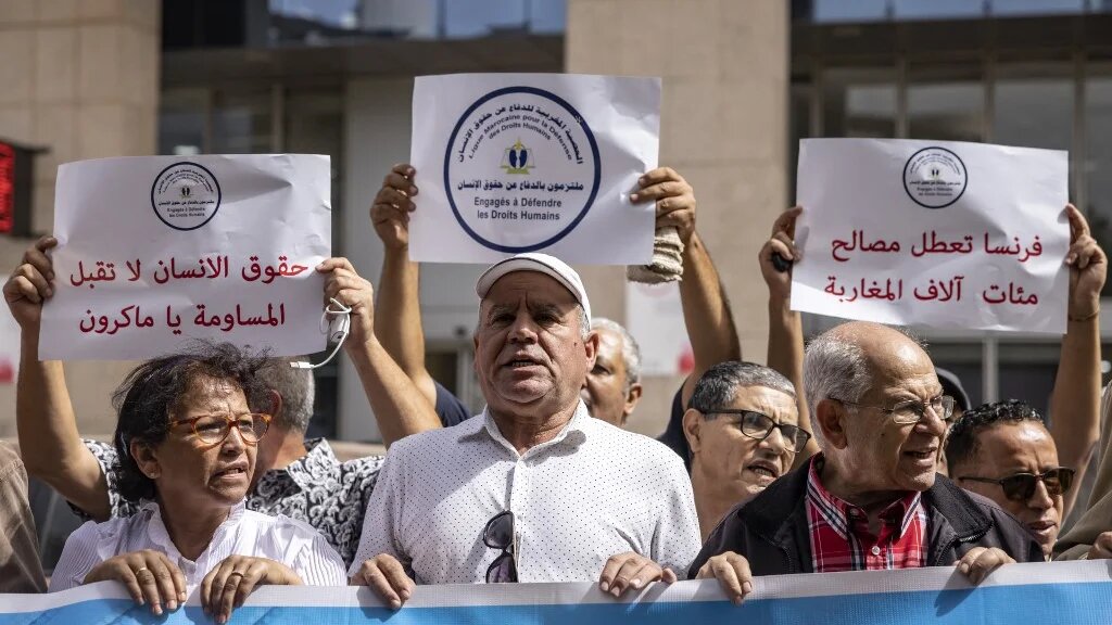 Des militants pour la défense des droits de l’homme manifestent devant les bureaux de l’Union européenne contre la restriction des visas imposée par la France, le 4 octobre 2022 à Rabat (AFP/Fadel Senna)