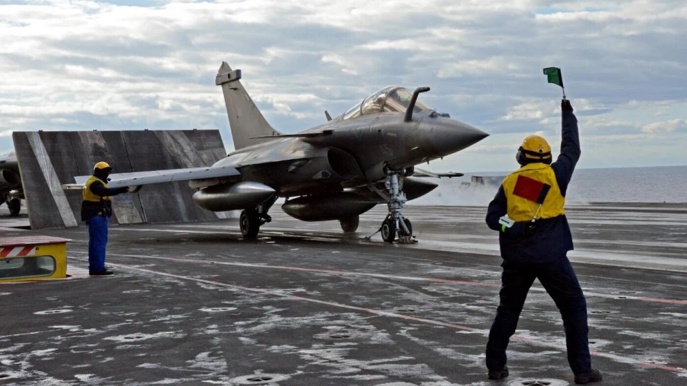 Un Rafale, avion de chasse français, est catapulté au large de la côte orientale de Chypre en Méditerranée, le 10 février (AFP)
