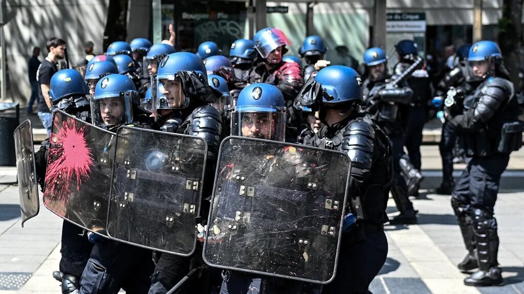 Des gendarmes français s’opposent aux manifestants protestant contre le passage en force par le gouvernement français de la réforme des retraites au Parlement, le 6 juin 2023 (AFP)