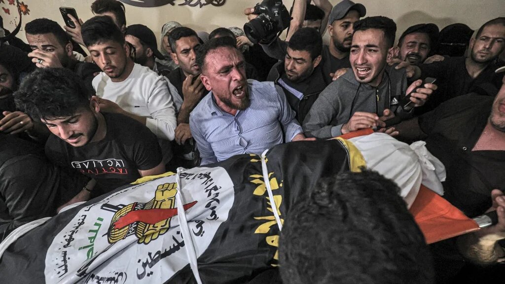 Des Palestiniens en deuil assistent aux funérailles du commandant du Jihad islamique Ali Ghali et de son frère Mahmoud, tués lors d’une frappe israélienne, à Khan Younès, dans le sud de la bande de Gaza, le 11 mai 2023 (Said Khatib)