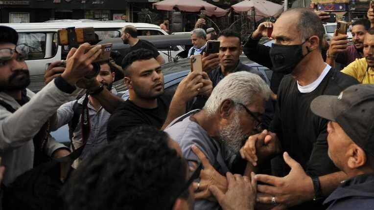 Gamal Mubarak, son of former long time Egyptian ruler Hosni Mubarak, embraced during funeral of lawyer Farid al-Deeb on 26 October 2022 in Cairo (Social media)