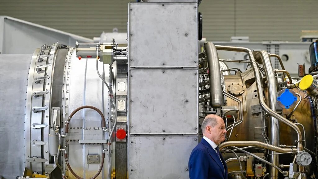 Le chancelier allemand Olaf Scholz devant une turbine du gazoduc Nord Stream 1 lors d’une visite le 3 août 2022 à l’usine de Siemens Energy dans l’Ouest de l’Allemagne. Il a déclaré que la Russie était responsable du blocage de la livraison de la turbine dont elle avait besoin pour maintenir l’acheminement du gaz vers l’Europe (AFP/Sascha Schuermann)