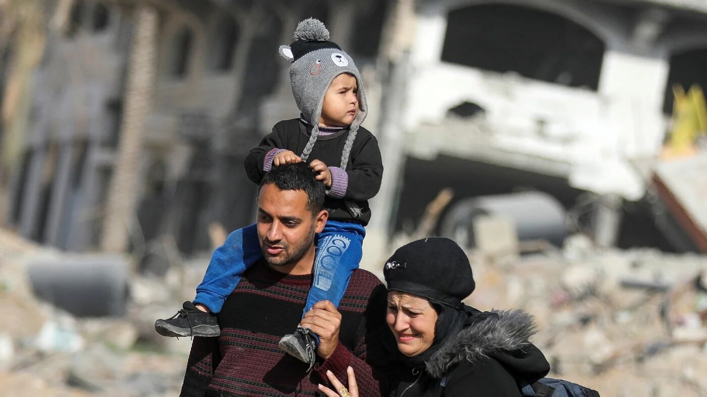 Displaced Palestinians attempt to return to their homes following a delay in the ceasefire in the northern Gaza Strip on 19 January 2025 (Reuters/Dawoud Abu Alkas)