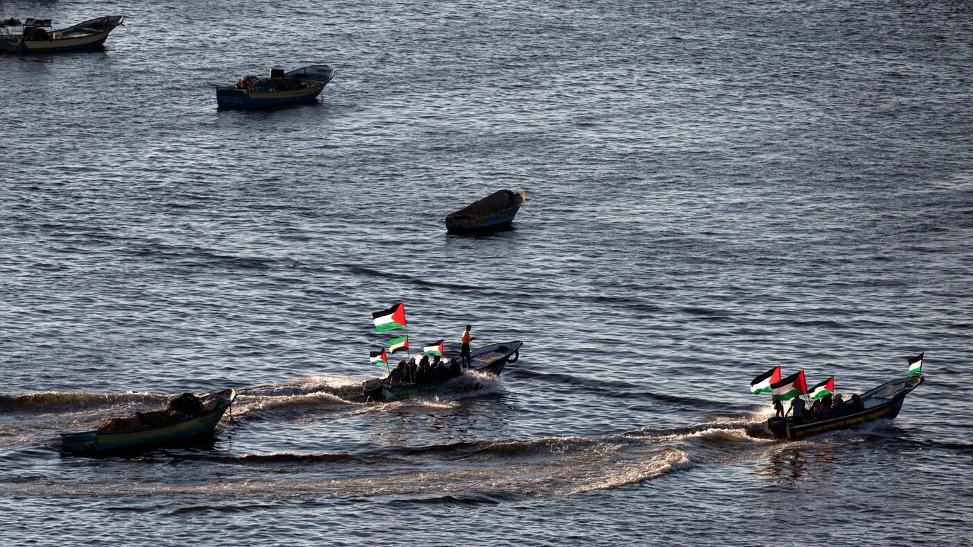 Palestinians sail boats near Gaza City in support of the Gaza-bound flotilla of international female activists attempting to break the Israeli blockade on the Gaza Strip on 5 October 2016 (AFP/Mahmud Hams)