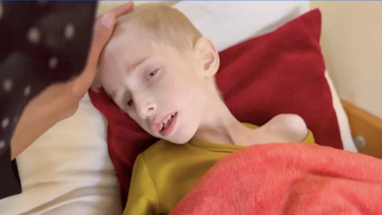 Palestinian child Fadi al-Zant appears in a video with his mother on 11 March 2024 (X/Emad Ghaboun)