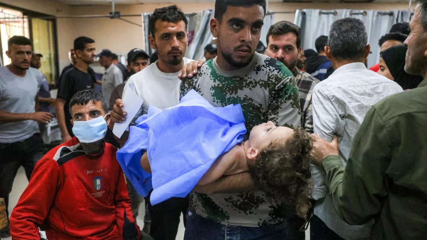 A man caries a wounded Palestinian child at the trauma ward at Nasser Medical Complex in Khan Yunis in the southern Gaza Strip on 25 May 2026. (Bashar Taleb/AFP)