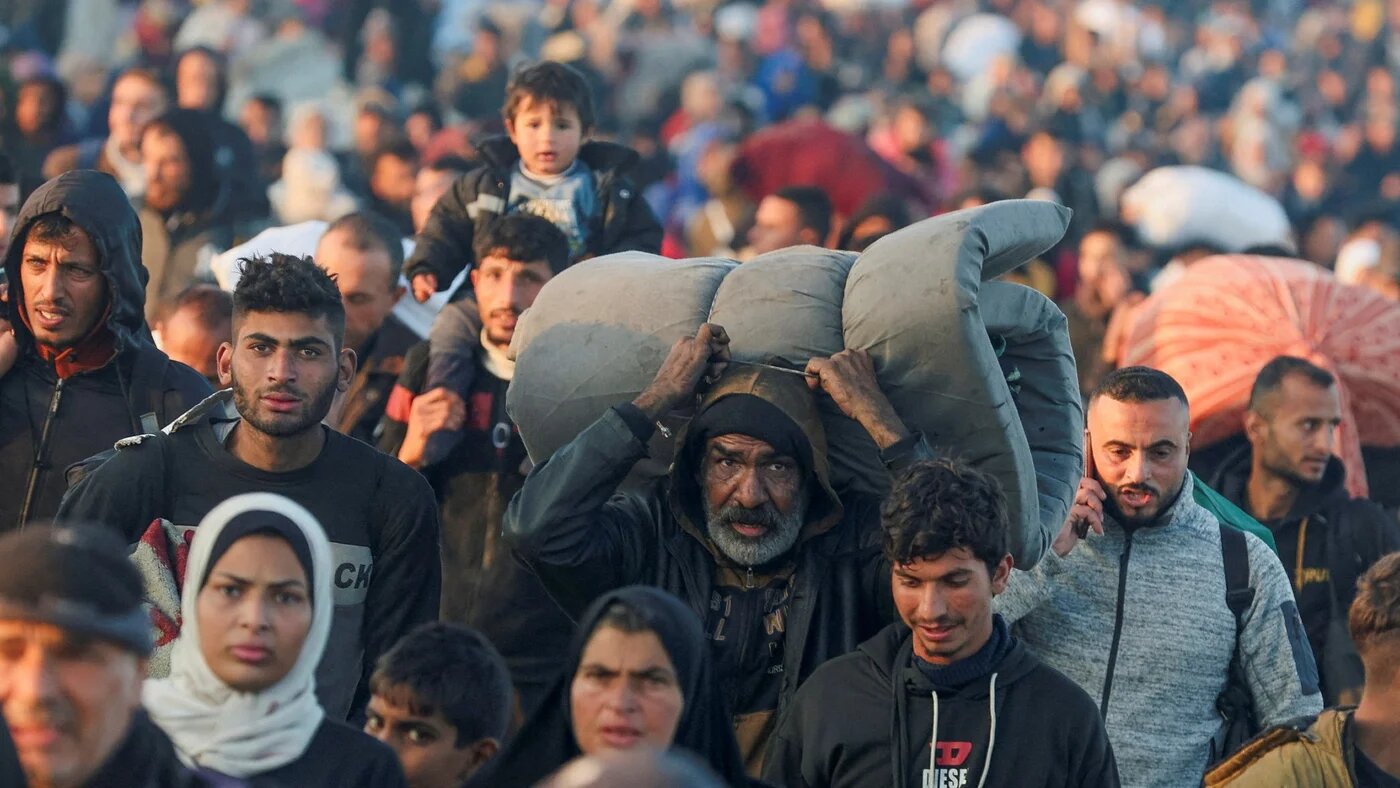 Palestinians, who were displaced to the south at Israel's order during the war, make their way back to their homes in northern Gaza, amid a ceasefire between Israel and Hamas, in the central Gaza Strip, 27 January 2025 (Reuters/Ramadan Abed)
