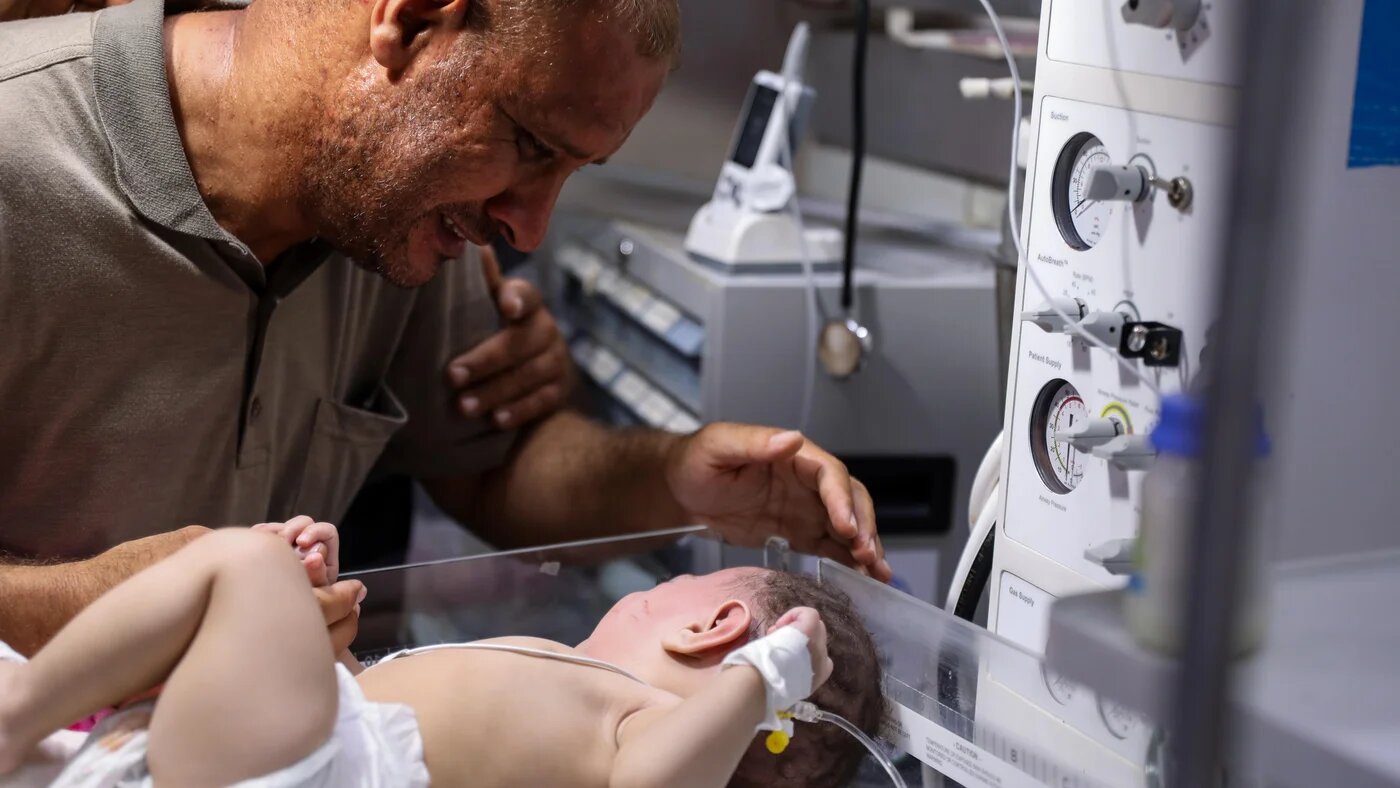 « Je l’ai embrassé et j’ai beaucoup pleuré à côté de lui. Mais les médecins m’ont empêché de le serrer dans mes bras à cause de ses fractures », raconte Muhammed al-Hadidi en parlant de ses retrouvailles avec son bébé (MEE/Mohammed al-Hajjar)