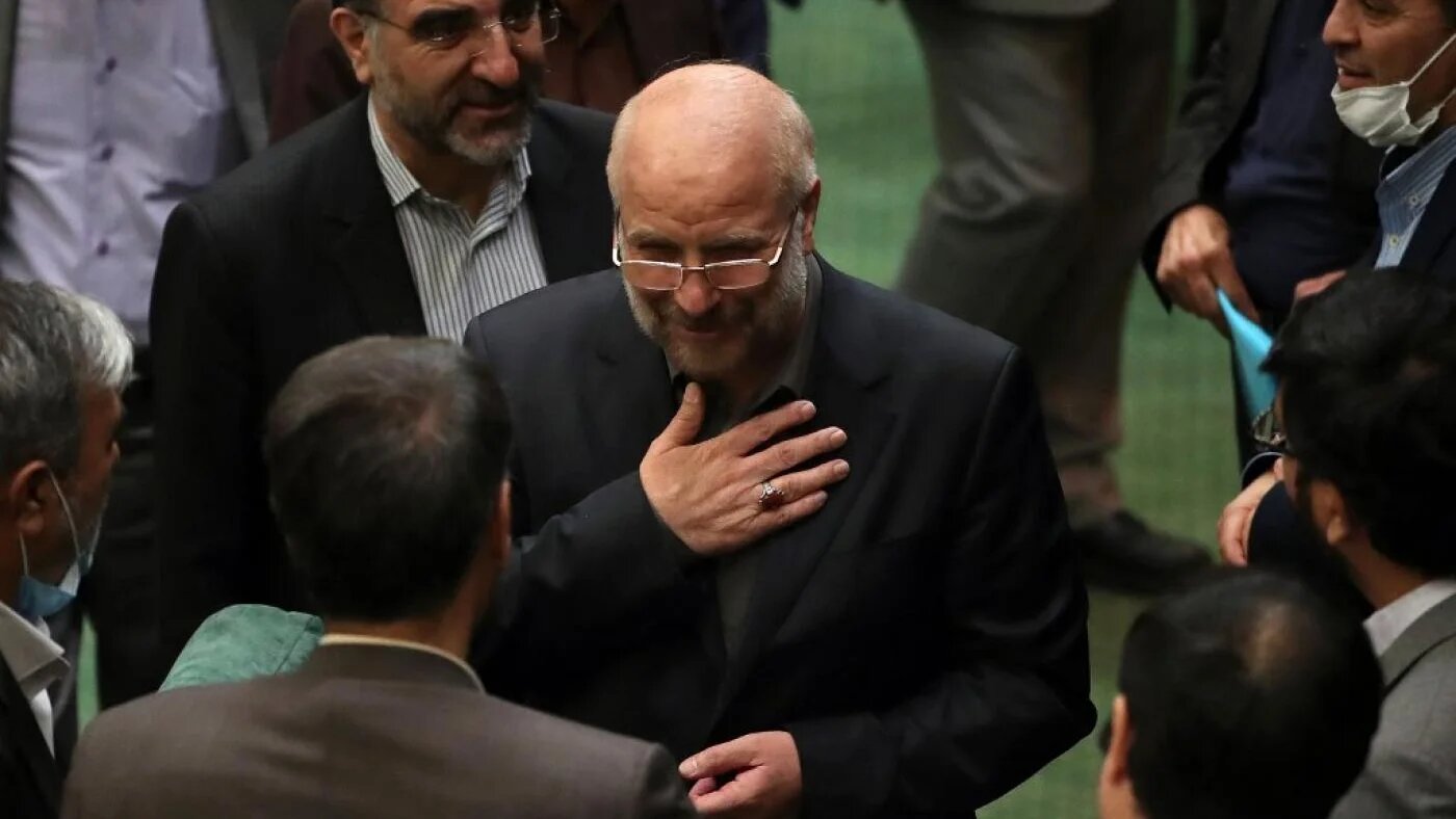 Mohammad Bagher Ghalibaf est entouré de députés après son élection en tant que président du Parlement, le 28 mai à Téhéran (AFP)