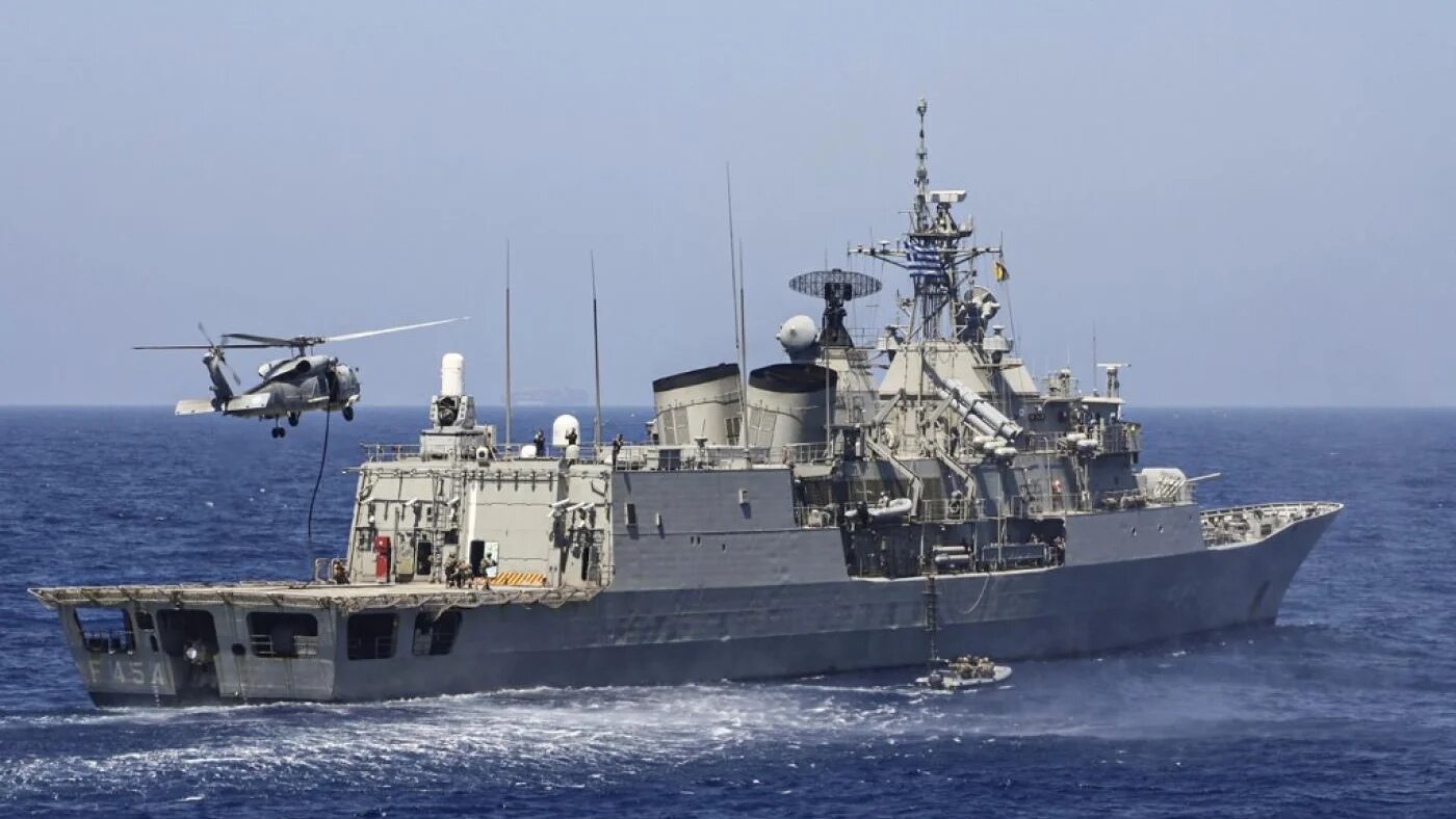 Une frégate et un hélicoptère grecs participent à des exercices militaires en Méditerranée orientale, le 25 août (ministère grec de la Défense/AFP)