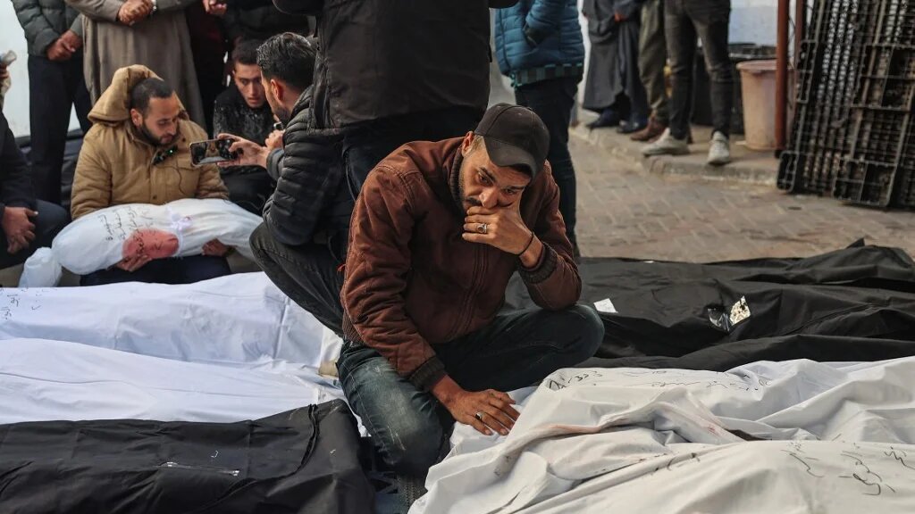 Les Palestiniens pleurent près des corps de leurs proches à l’hôpital de Rafah, le 21 février 2024, à la suite des frappes aériennes israéliennes nocturnes sur le sud de la bande de Gaza (AFP/Said Khatib)