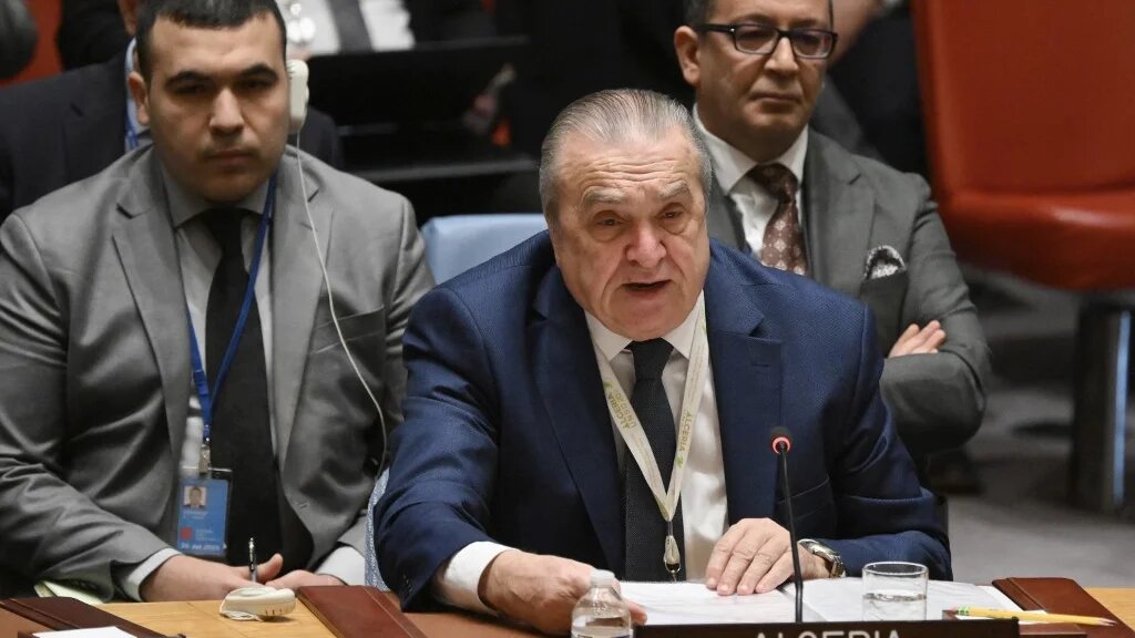 « L’Algérie reviendra, demain au nom de la nation arabe, au nom de la nation islamique, au nom des hommes libres du monde. Et avec nous, les âmes des milliers d’innocents qui ont été tués par l’occupant israélien en toute impunité », a déclaré Amar Bendjama (AFP/Angela Weiss)