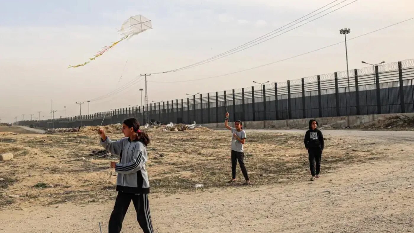« Chaque jour, je joue avec mes frères et mes cousins en faisant voler des cerfs-volants près de la frontière égyptienne, et cela me donne un sentiment de liberté et de sécurité », confie Malak (Said Khatib/AFP)