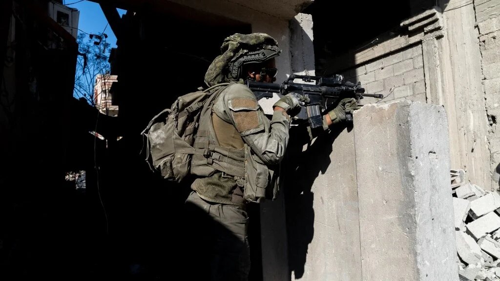 Photo fournie par l’armée israélienne montrant un soldat israélien posté dans la bande de Gaza (AFP)