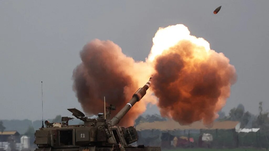 Un char de l’armée israélienne bombarde la bande de Gaza depuis la zone frontalière du sud d’Israël le 14 décembre 2023 (Jack Guez)