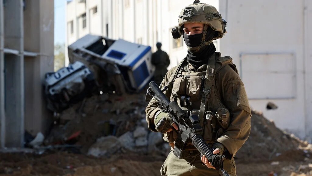 Un soldat israélien sur le terrain dans la bande de Gaza lors d’un assaut terrestre, le 8 février 2024 (AFP/Jack Guez)