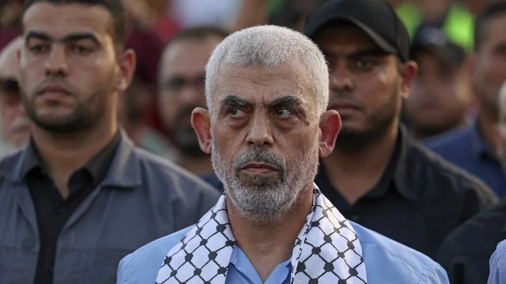 Un document suggère d’évacuer vers l’Algérie les hauts responsables du Hamas : Mohammed Deif, le commandant des brigades Ezzedine al-Qassam, la branche armée du mouvement islamiste, et possiblement Yahya Sinouar (en photo), le chef du Hamas à Gaza (AFP/Mahmud Hams)