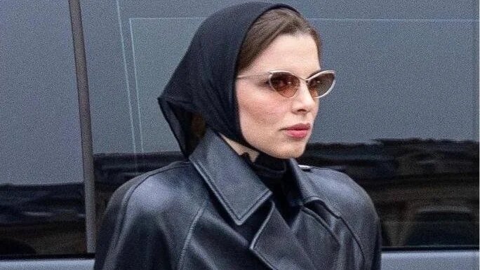 Vogue France a initialement publié la photo de Julia Fox avec la légende « Oui au foulard ! », avant de retirer ces mots à la suite d’une vague de critiques (capture d’écran/Instagram)